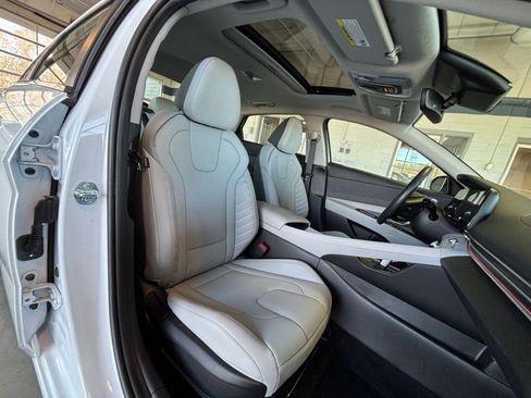 Used 2025 Hyundai Elantra Limited image 40