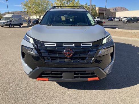 Used 2025 Nissan Rogue SV image 2