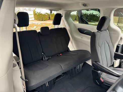 Used 2018 Chrysler Pacifica LX image 25
