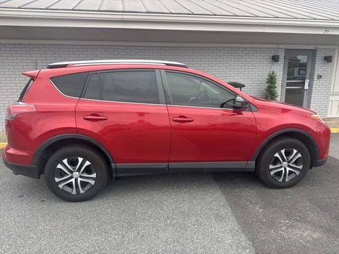 Used 2017 Toyota RAV4 LE FWD image 4
