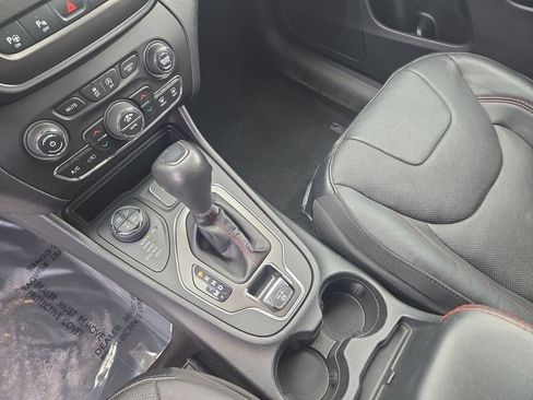 Used 2020 Jeep Cherokee Trailhawk image 29