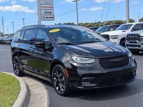 Used 2025 Chrysler Pacifica Limited FWD image 3