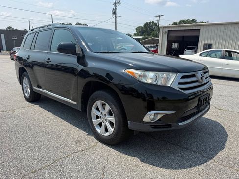 Used 2011 Toyota Highlander SE w/ Tow Pkg AWD/4WD image 3