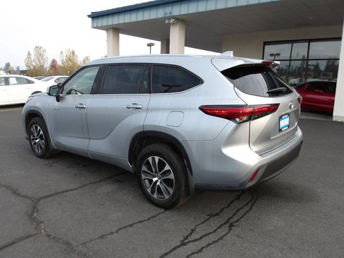 Used 2020 Toyota Highlander XLE image 3