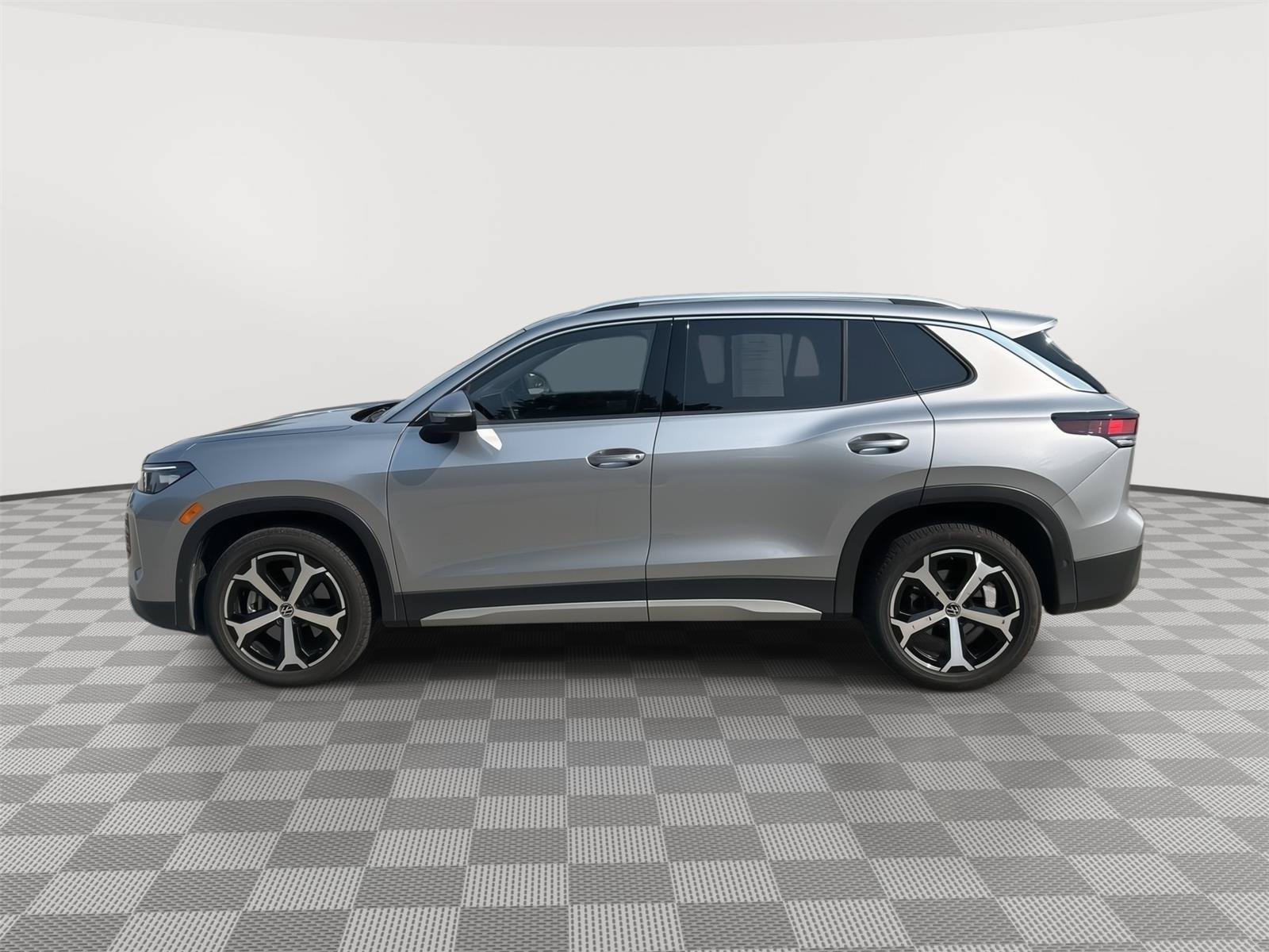 Certified 2025 Volkswagen Tiguan SE w/ Panoramic Sunroof Package AWD/4WD image 7