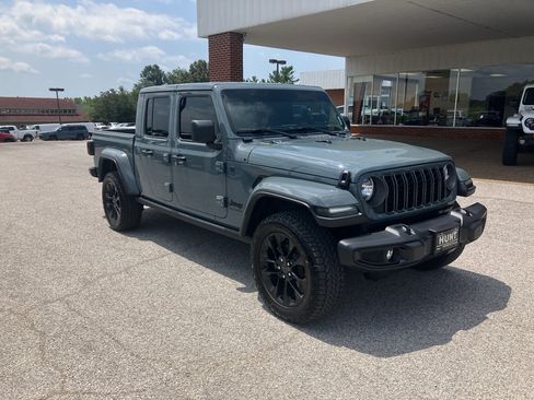 Used 2025 Jeep Gladiator Sport AWD/4WD image 3