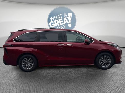 Used 2022 Toyota Sienna XLE FWD image 2