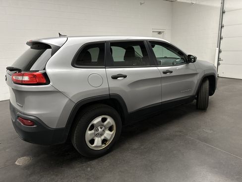 Used 2015 Jeep Cherokee Sport image 8
