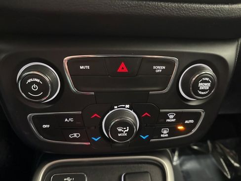 Certified 2019 Jeep Compass Latitude image 29