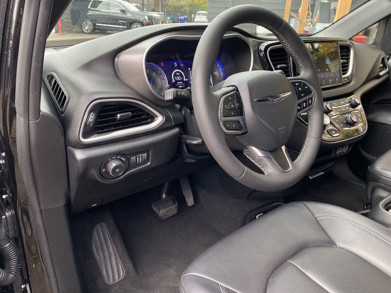 Used 2025 Chrysler Pacifica Select FWD image 2