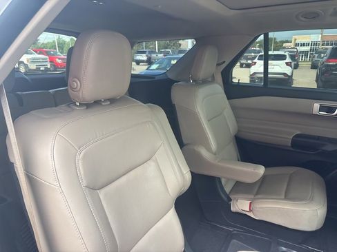 Used 2020 Ford Explorer XLT w/ Equipment Group 202A AWD/4WD image 32