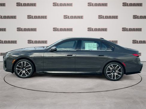 New 2026 BMW 750e xDrive image 2