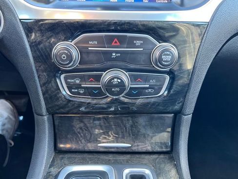 Used 2017 Chrysler 300 C image 12