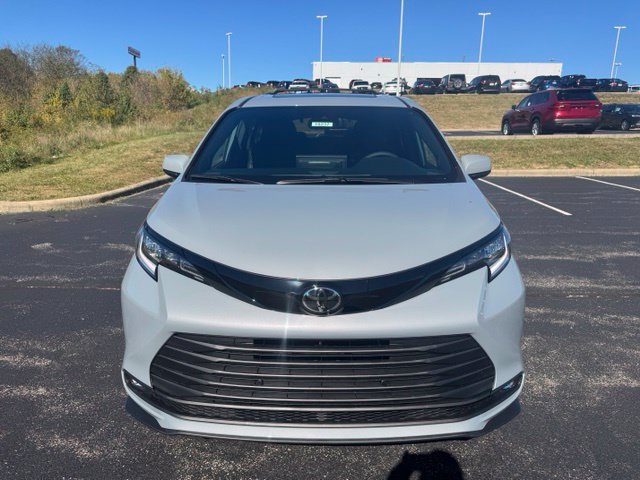 New 2026 Toyota Sienna XLE Woodland Edition AWD/4WD image 8