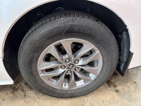 Used 2023 Toyota Sienna XLE AWD/4WD image 7