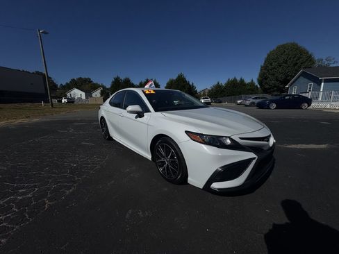 Used 2022 Toyota Camry SE image 2
