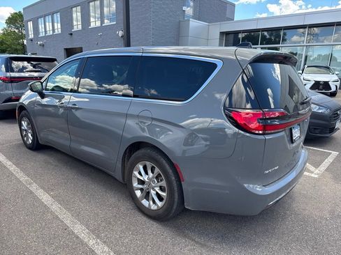 Used 2023 Chrysler Pacifica Touring-L w/ Uconnect Theater Family Group AWD/4WD image 16