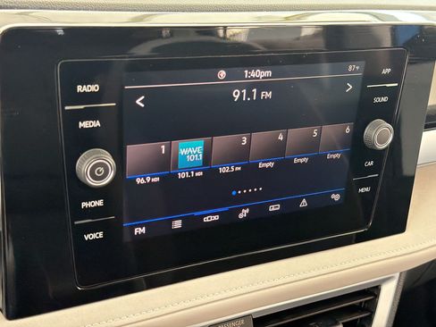 Certified 2025 Volkswagen Taos SE FWD image 17