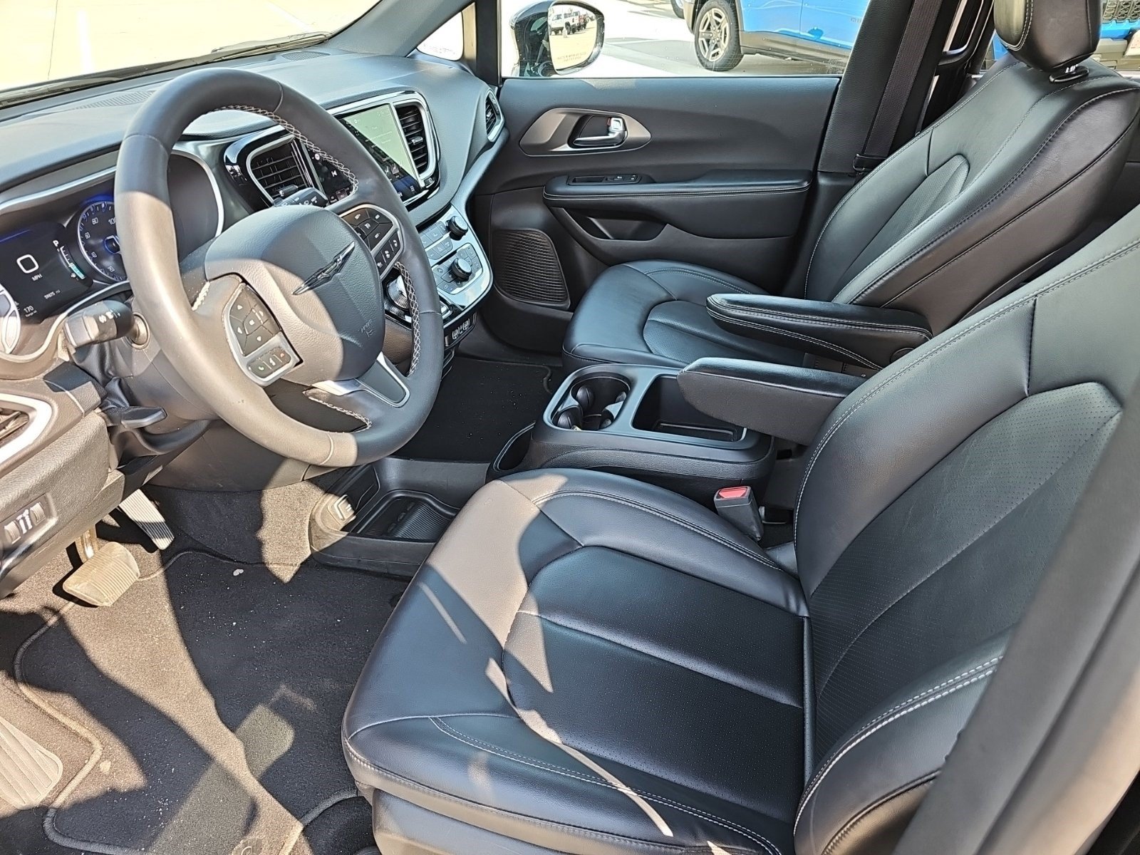 Used 2025 Chrysler Pacifica Select FWD image 18