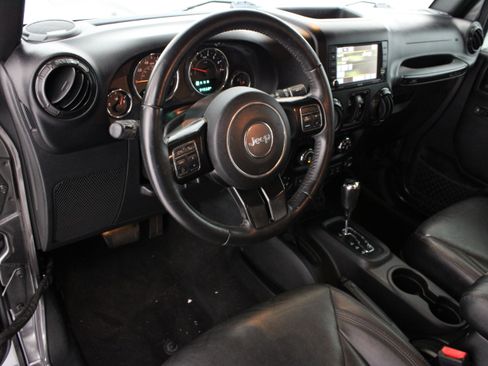 Used 2017 Jeep Wrangler Unlimited Sahara AWD/4WD image 13