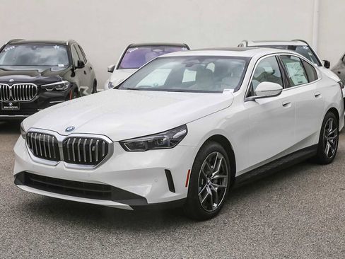 New 2026 BMW i5 eDrive40 w/ Premium Package image 3