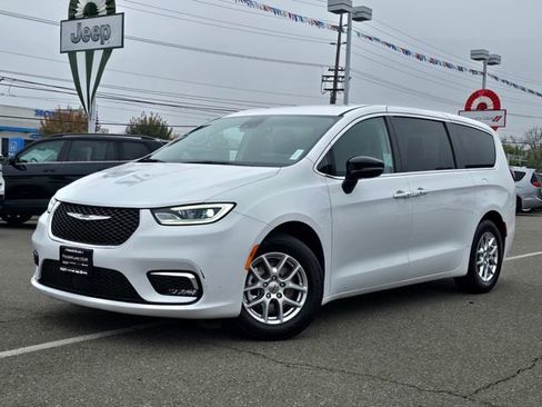 Certified 2024 Chrysler Pacifica Touring-L image 3