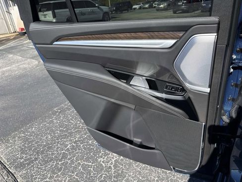 New 2026 Cadillac Escalade Platinum Sport w/ LPO, ONYX Package image 13