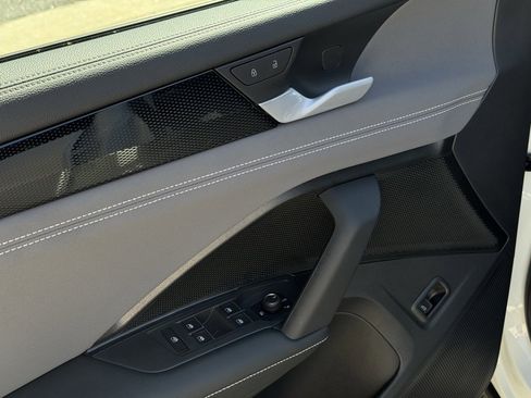 New 2025 Volkswagen Tiguan SE image 17