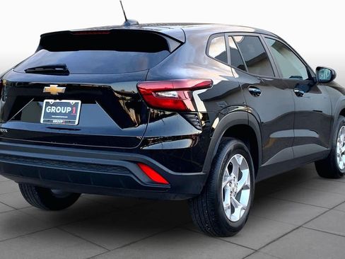 Used 2024 Chevrolet Trax LS w/ LS Convenience Package FWD image 12