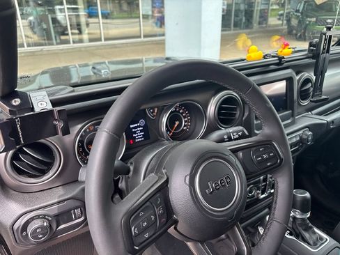 Used 2023 Jeep Gladiator Sport AWD/4WD image 6