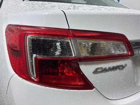 Used 2012 Toyota Camry XLE w/ Leather Pkg FWD image 8