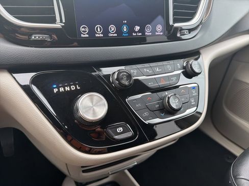 Used 2018 Chrysler Pacifica Touring-L w/ Advanced Safetytec Group image 35