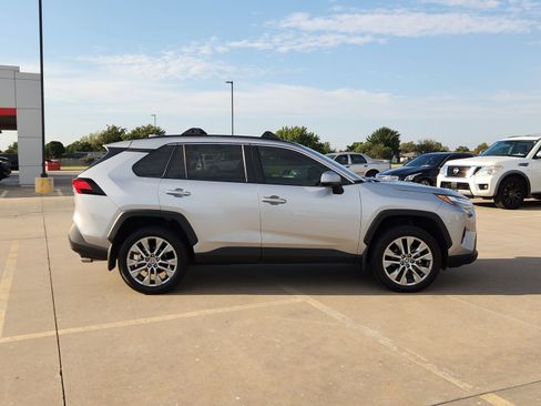 Used 2023 Toyota RAV4 XLE Premium image 7