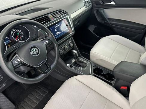 Used 2020 Volkswagen Tiguan SE w/ Panoramic Sunroof Package FWD image 9