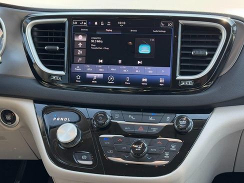 Used 2024 Chrysler Pacifica Touring-L FWD image 16