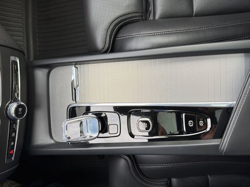 Used 2024 Volvo XC60 B5 Ultimate w/ Protection Package Premier image 27