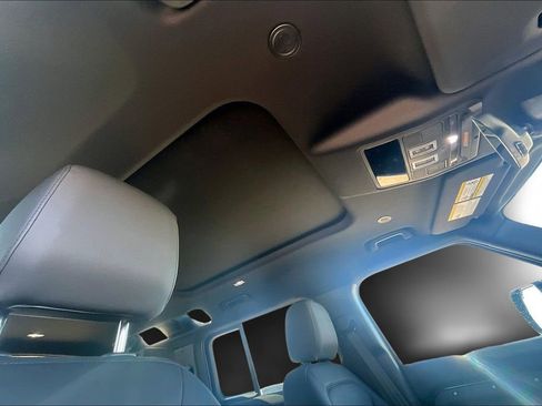 Used 2025 Land Rover Defender 110 S image 17