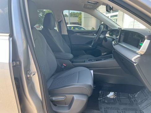 Used 2025 Volkswagen Tiguan SE AWD/4WD image 27