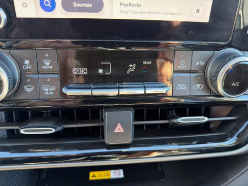 Used 2024 Toyota Highlander LE image 31