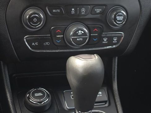 Used 2021 Jeep Cherokee Limited image 22