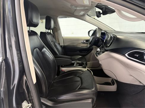 Used 2023 Chrysler Pacifica Touring-L FWD image 15