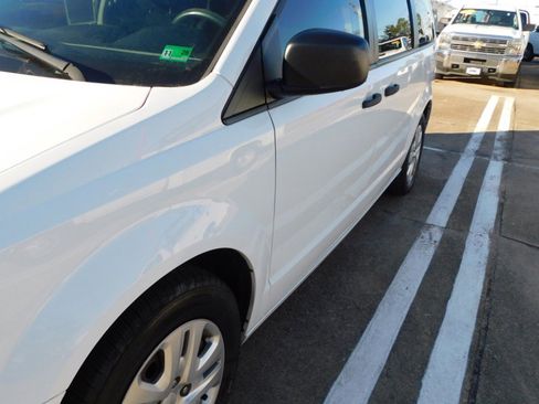 Used 2019 Dodge Grand Caravan SE w/ UConnect Hands-Free Group image 7