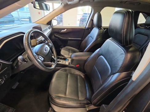 Used 2020 Ford Escape Titanium w/ Titanium Premium Package 2.0 AWD/4WD image 18