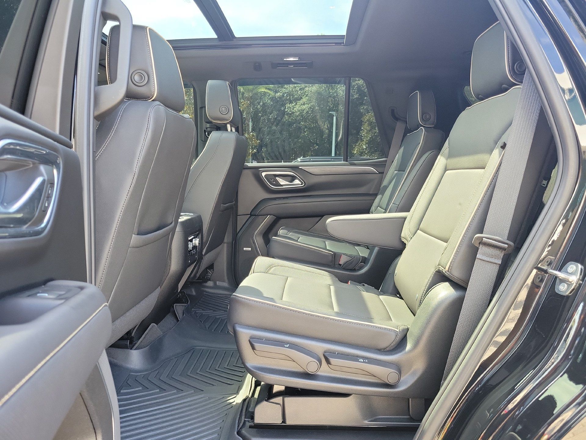 Used 2023 GMC Yukon SLT w/ SLT Premium Package RWD image 17