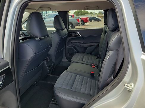 New 2025 Mitsubishi Outlander SE image 7