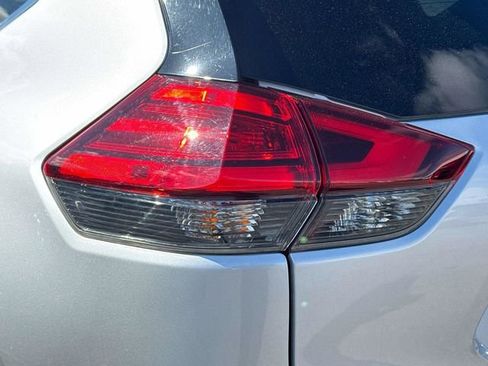 Used 2017 Nissan Rogue SV w/ SV Premium Package image 29