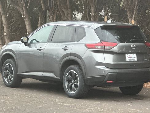 Used 2024 Nissan Rogue SV image 6