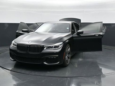 Used 2018 BMW 750i w/ Executive Package RWD image 40