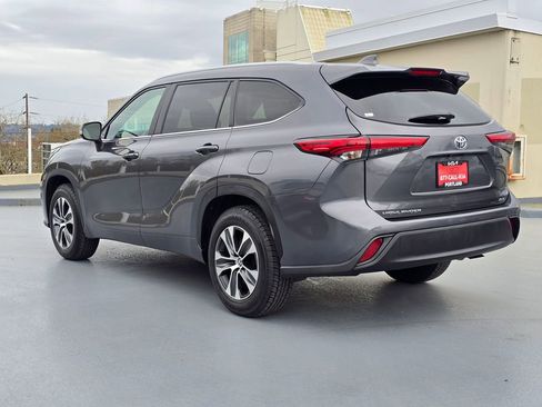Used 2023 Toyota Highlander XLE FWD image 5