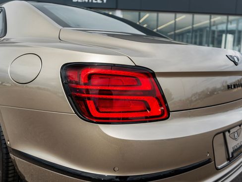 Used 2025 Bentley Flying Spur Plug-In Hybrid AWD/4WD image 12